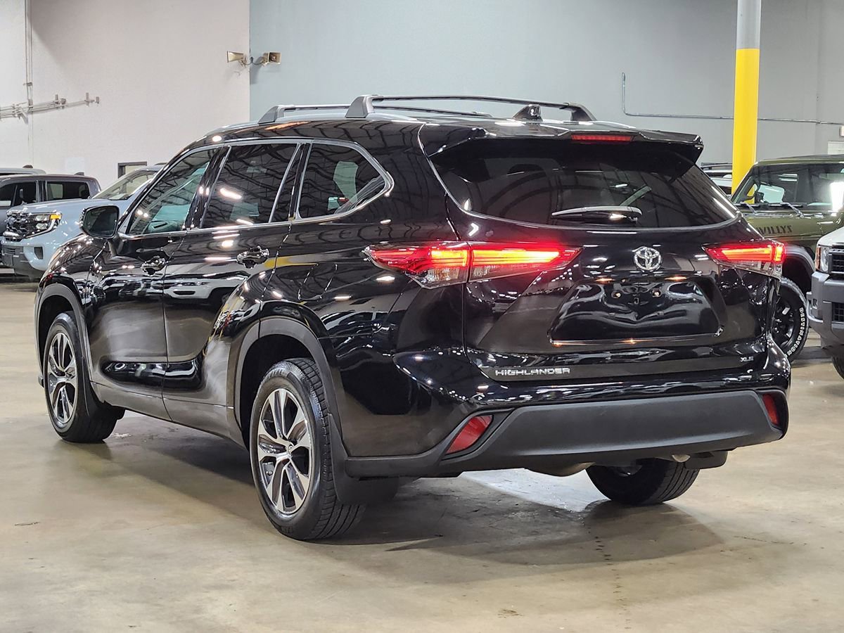 Used 2022 Toyota Highlander XLE FWD image 11