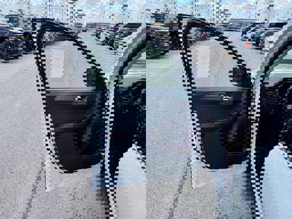 New 2025 Ford Escape SE image 12