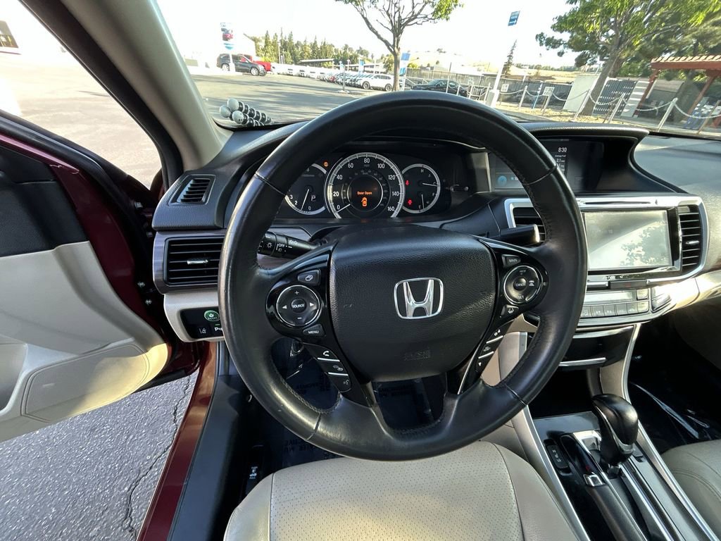 Used 2017 Honda Accord Touring image 14