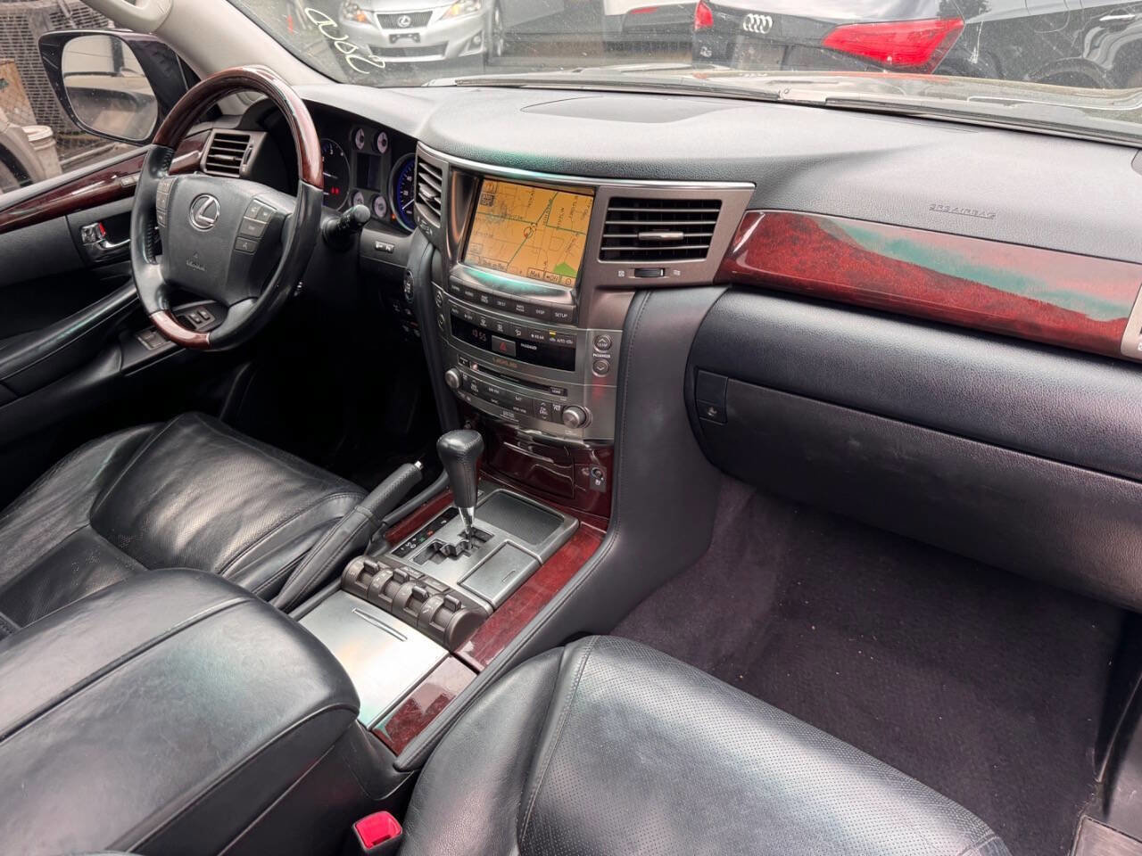 Used 2011 Lexus LX 570 4WD w/ Luxury Pkg image 3