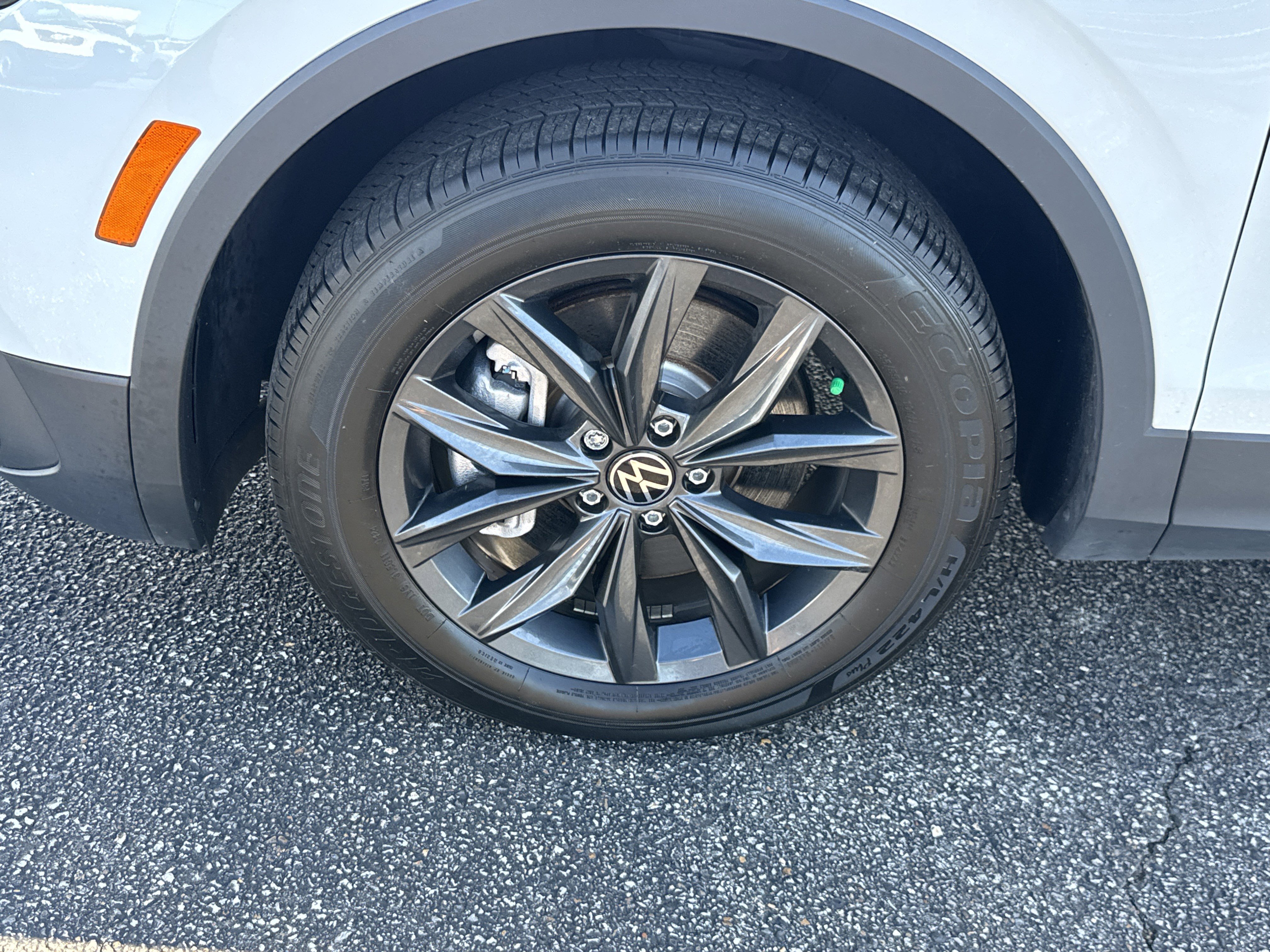 Used 2024 Volkswagen Tiguan SE AWD/4WD image 9