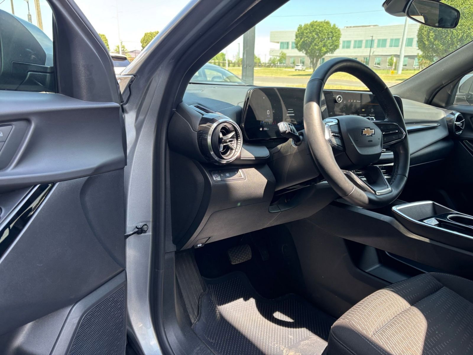 Used 2025 Chevrolet Equinox LT FWD image 34