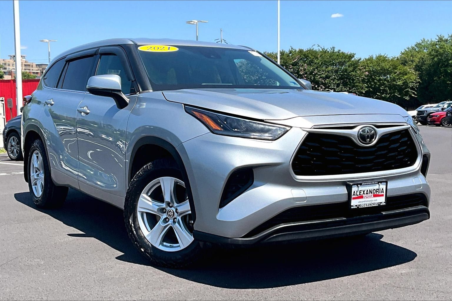 Used 2021 Toyota Highlander L AWD/4WD image 2