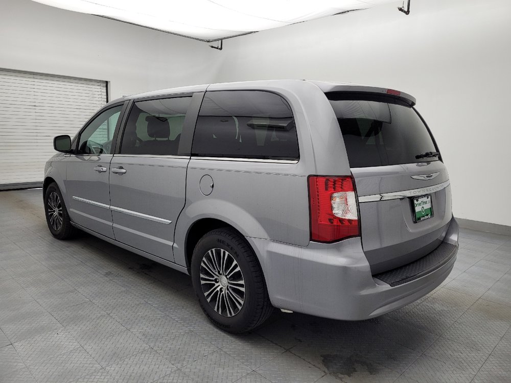 Used 2014 Chrysler Town & Country S FWD image 5
