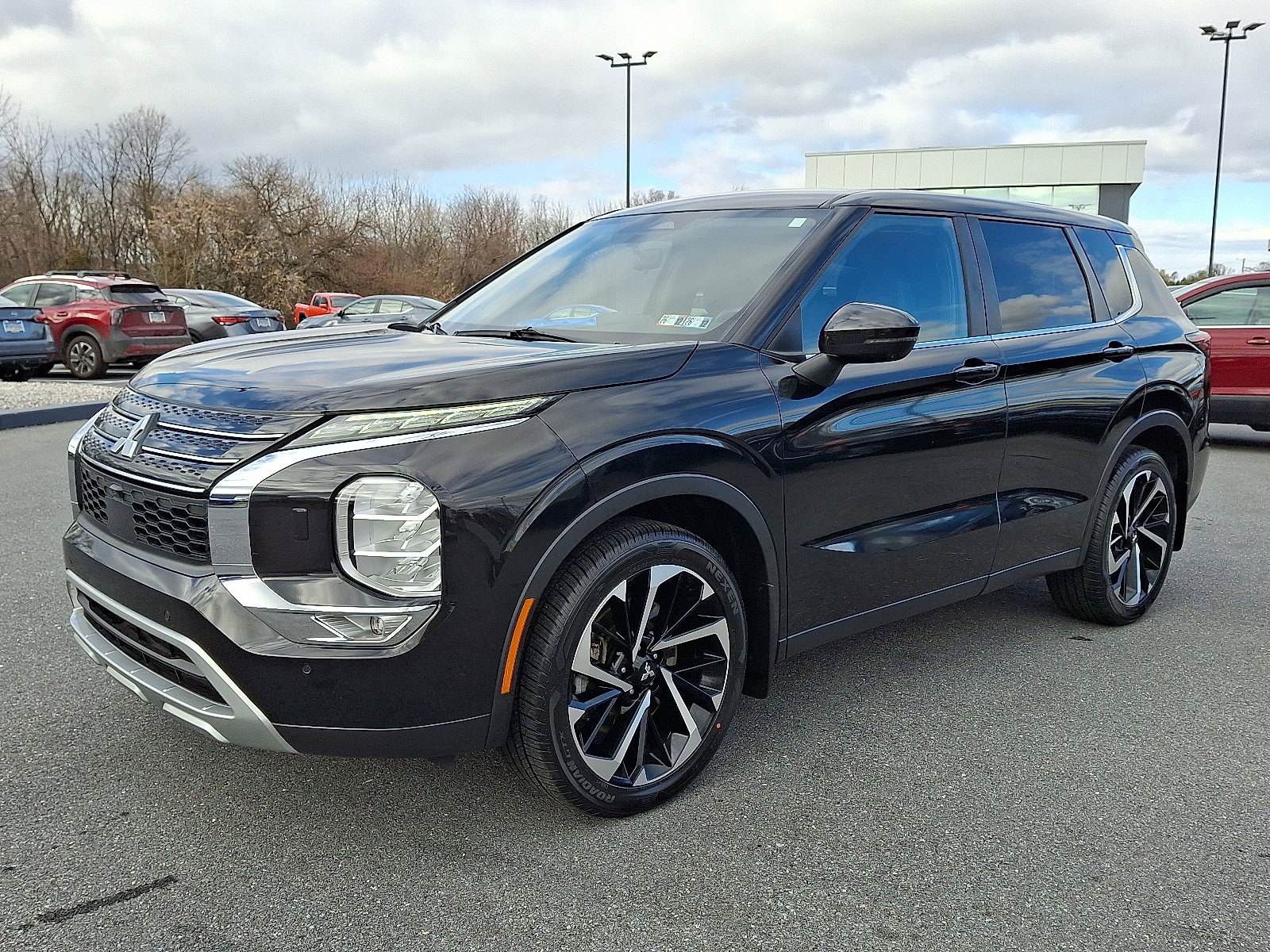 Used 2022 Mitsubishi Outlander SE image 3