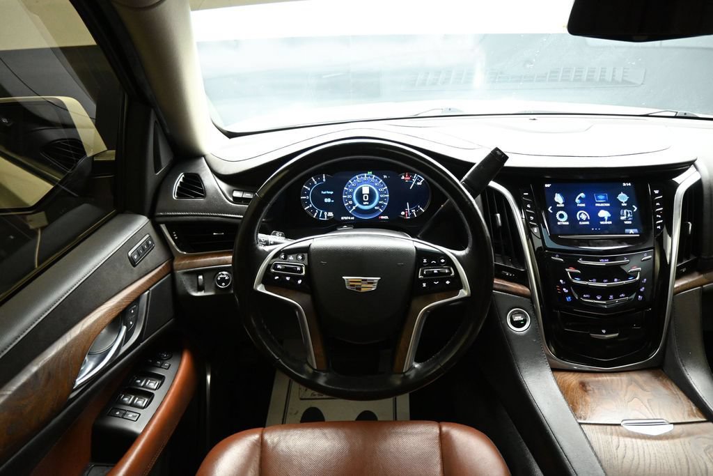Used 2018 Cadillac Escalade Luxury AWD/4WD image 12