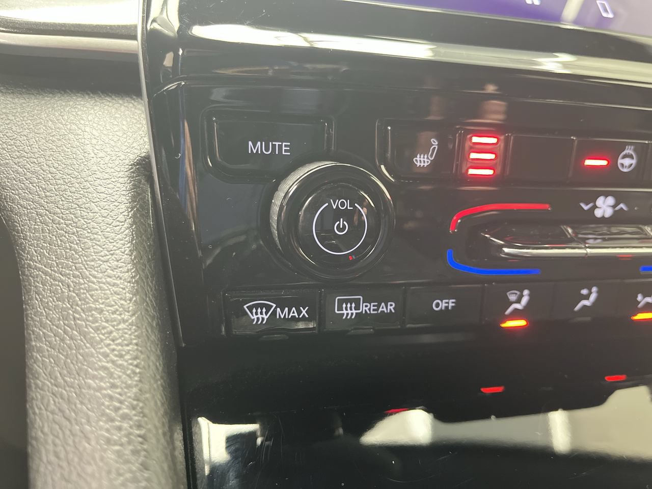 Used 2022 Jeep Grand Cherokee Altitude AWD/4WD image 17