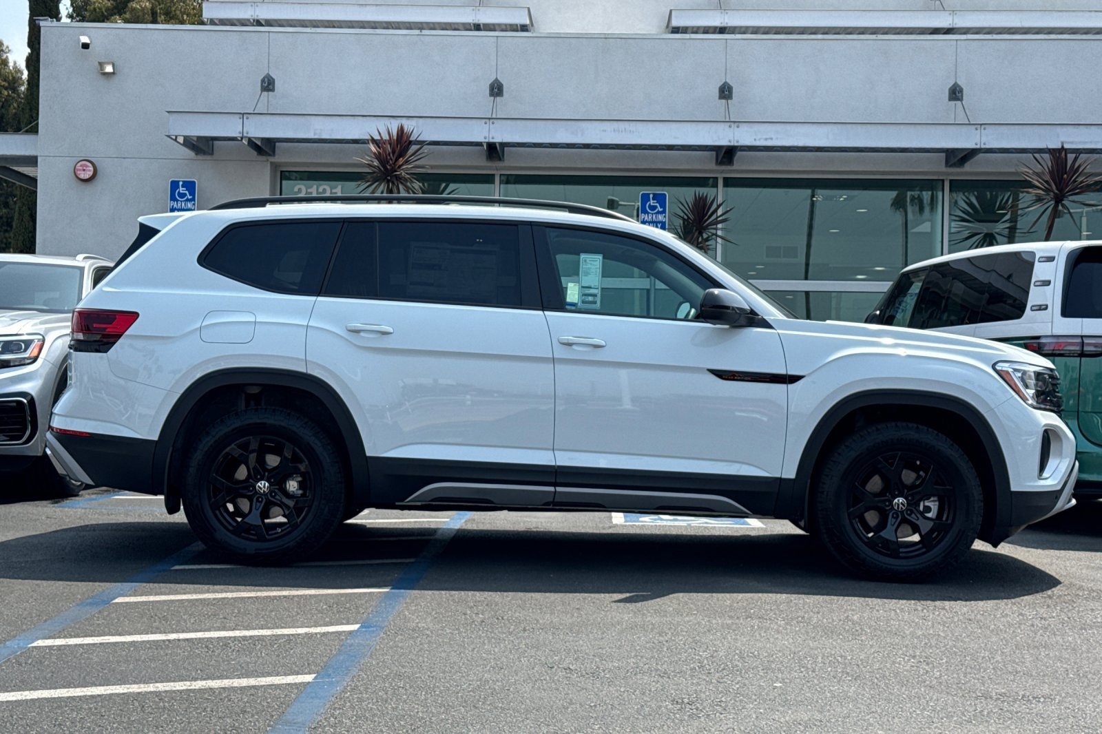 New 2025 Volkswagen Atlas Peak Edition SE image 4