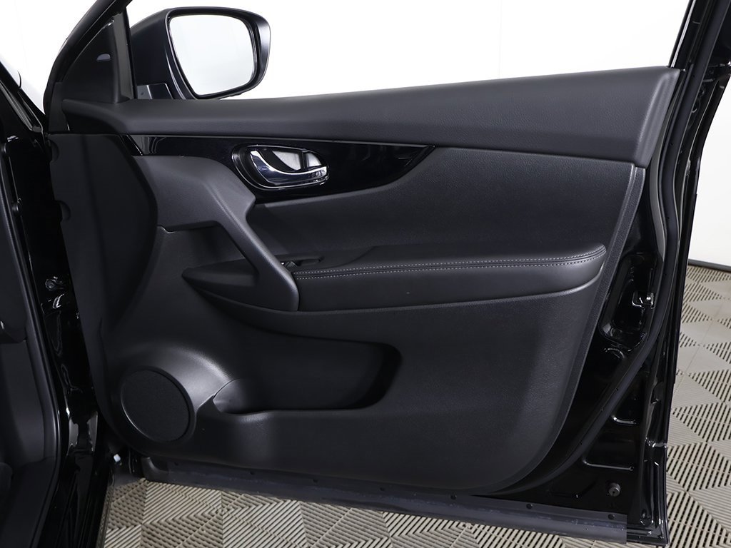 Used 2022 Nissan Rogue Sport SV w/ Technology Package image 23