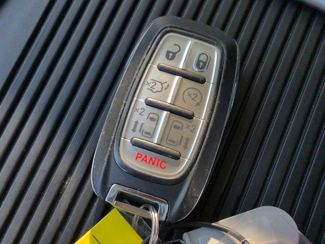 Used 2023 Chrysler Pacifica Touring-L FWD image 27