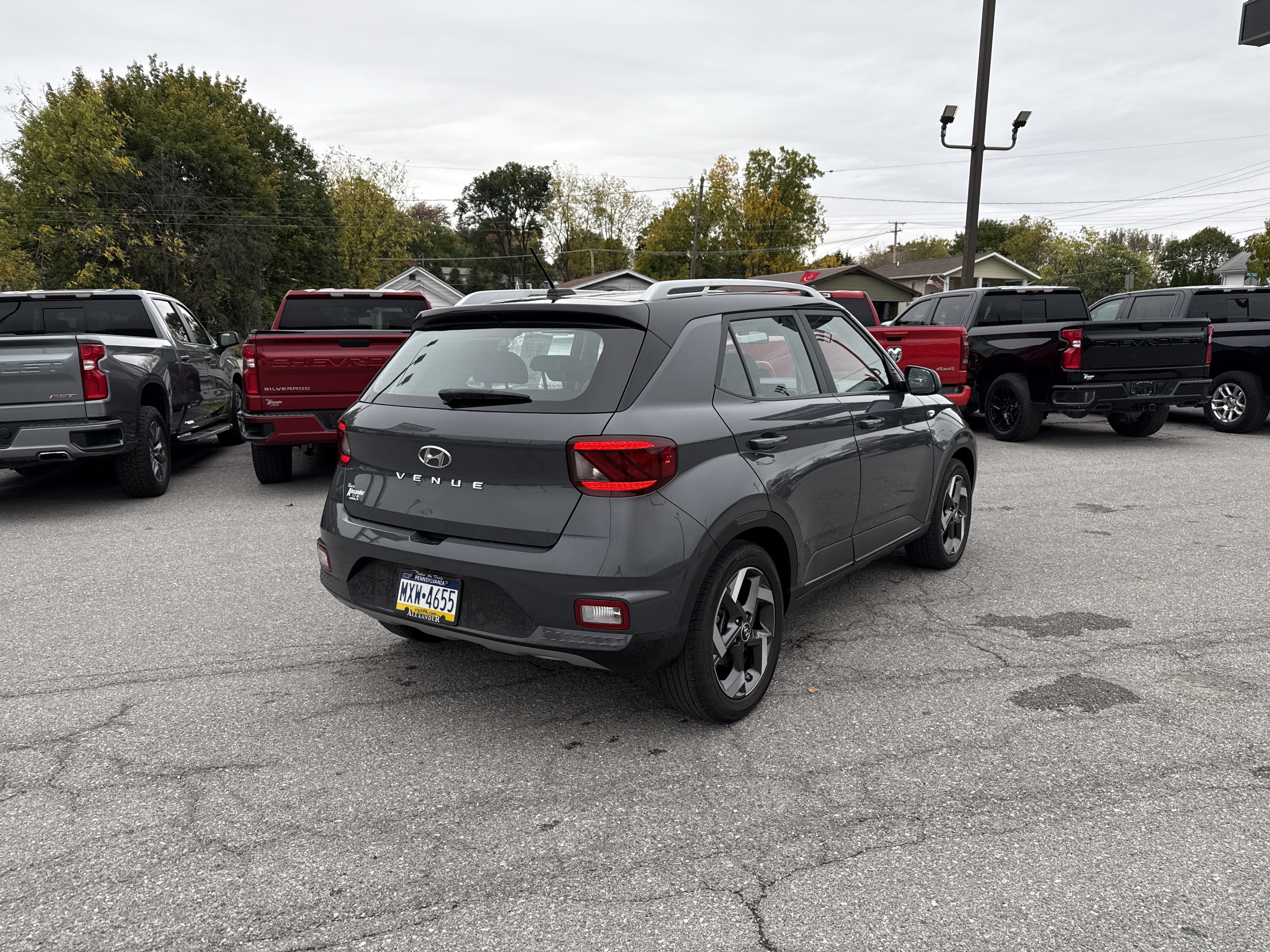 Used 2025 Hyundai Venue Limited FWD image 3