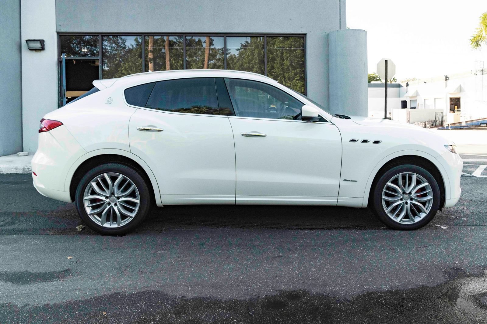 Used 2019 Maserati Levante GranLusso AWD/4WD image 9