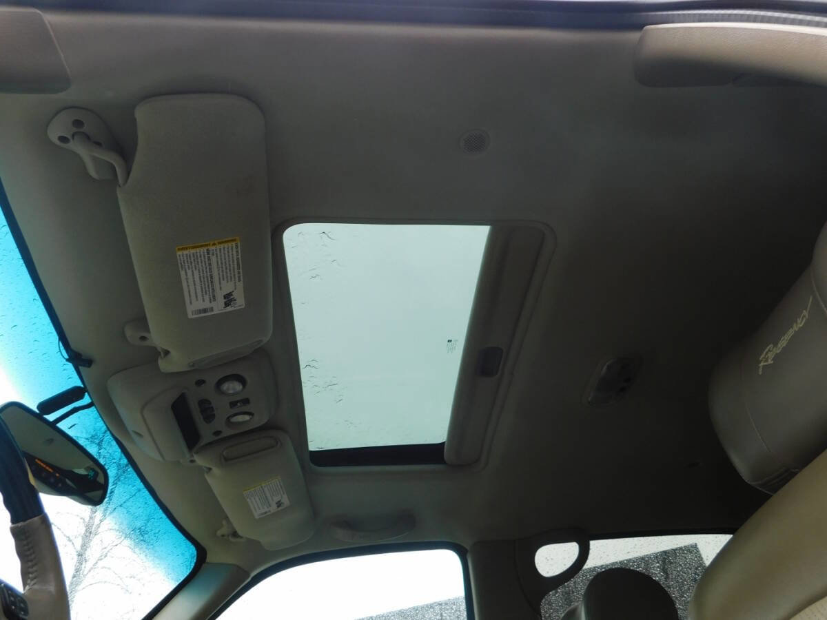 Used 2005 Chevrolet Avalanche Z71 w/ Sun And Sound Package image 16