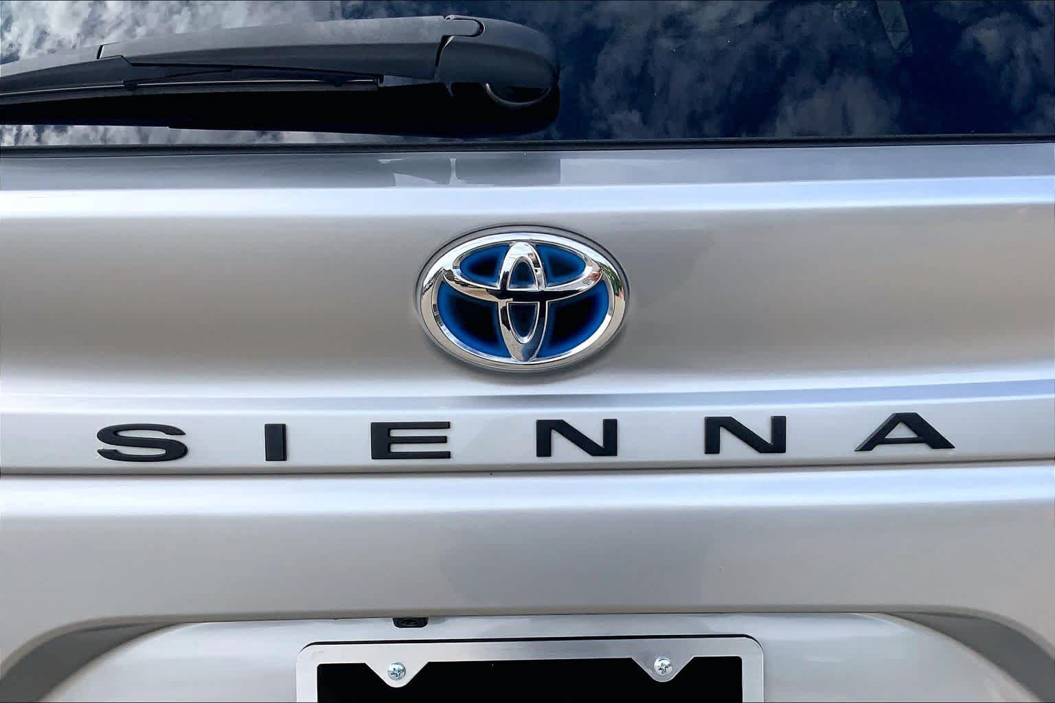 Used 2024 Toyota Sienna XLE FWD image 10