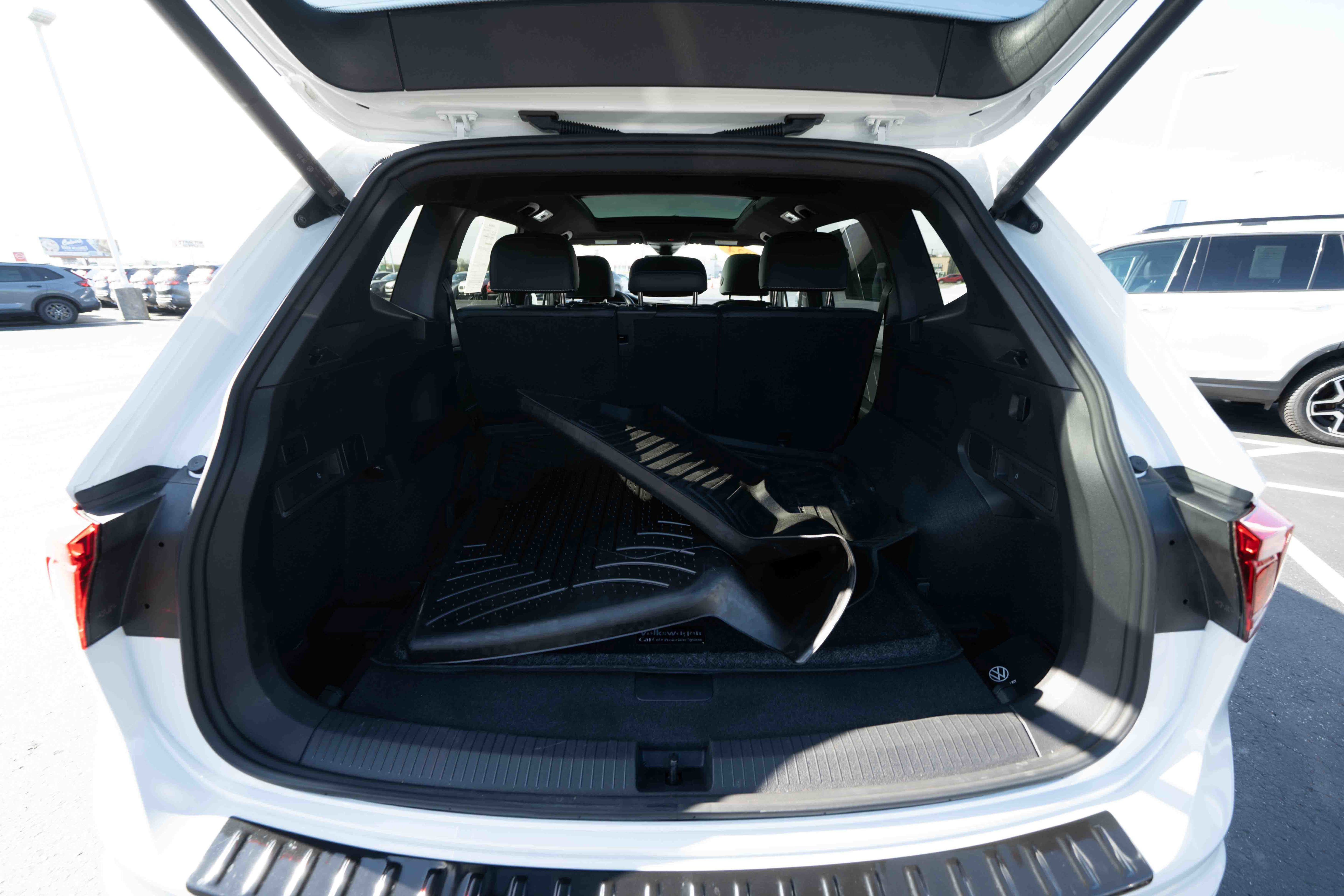 Used 2024 Volkswagen Tiguan SEL R-Line image 28