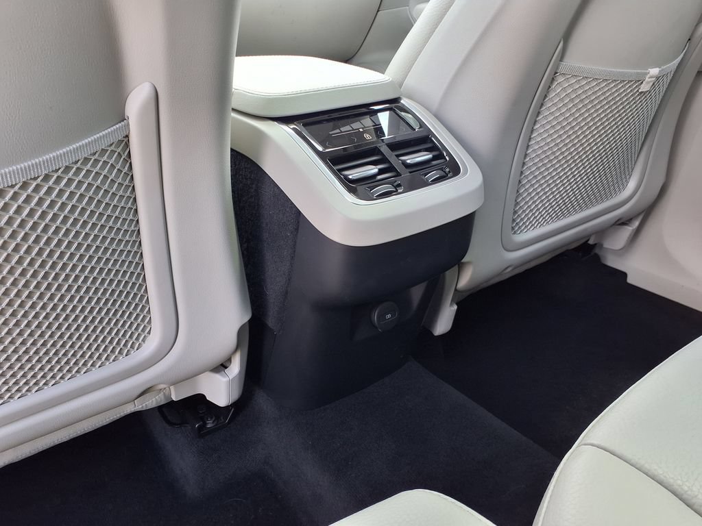 Used 2025 Volvo XC90 B5 Core AWD/4WD image 27