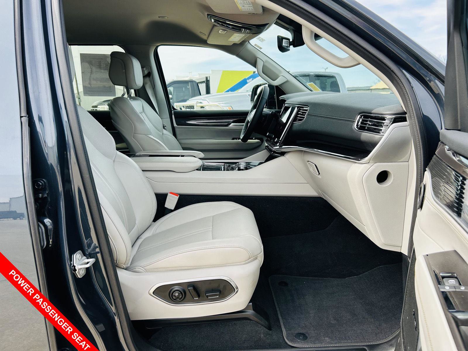 Used 2024 Jeep Wagoneer L 4WD w/ HD Trailer Tow Package image 36