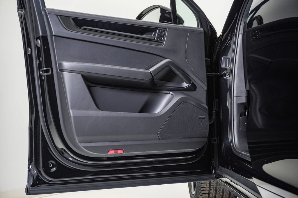 New 2026 Porsche Cayenne GTS AWD/4WD image 25
