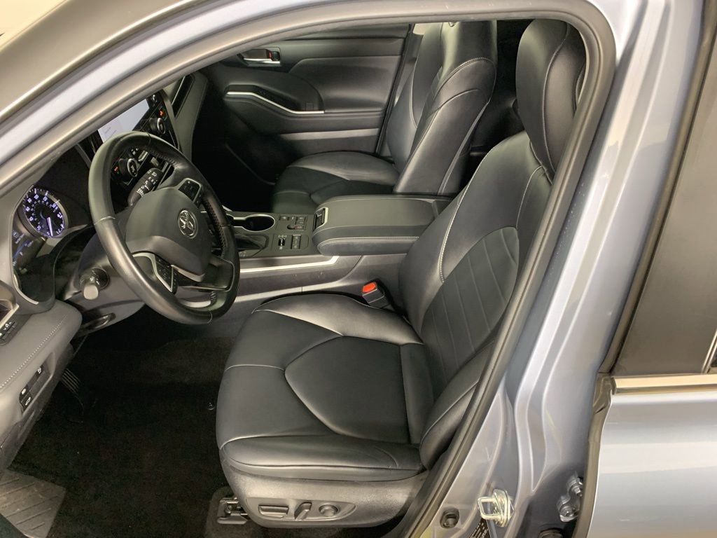 Used 2023 Toyota Highlander XLE image 32