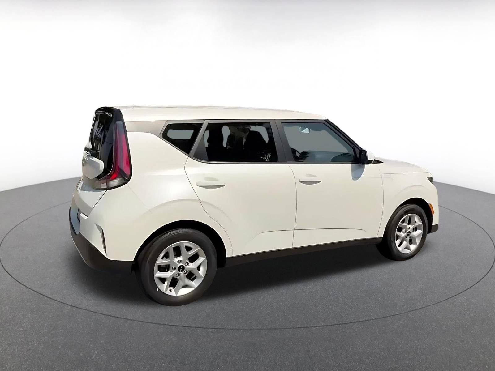 Used 2025 Kia Soul LX w/ LX Technology Package FWD image 14