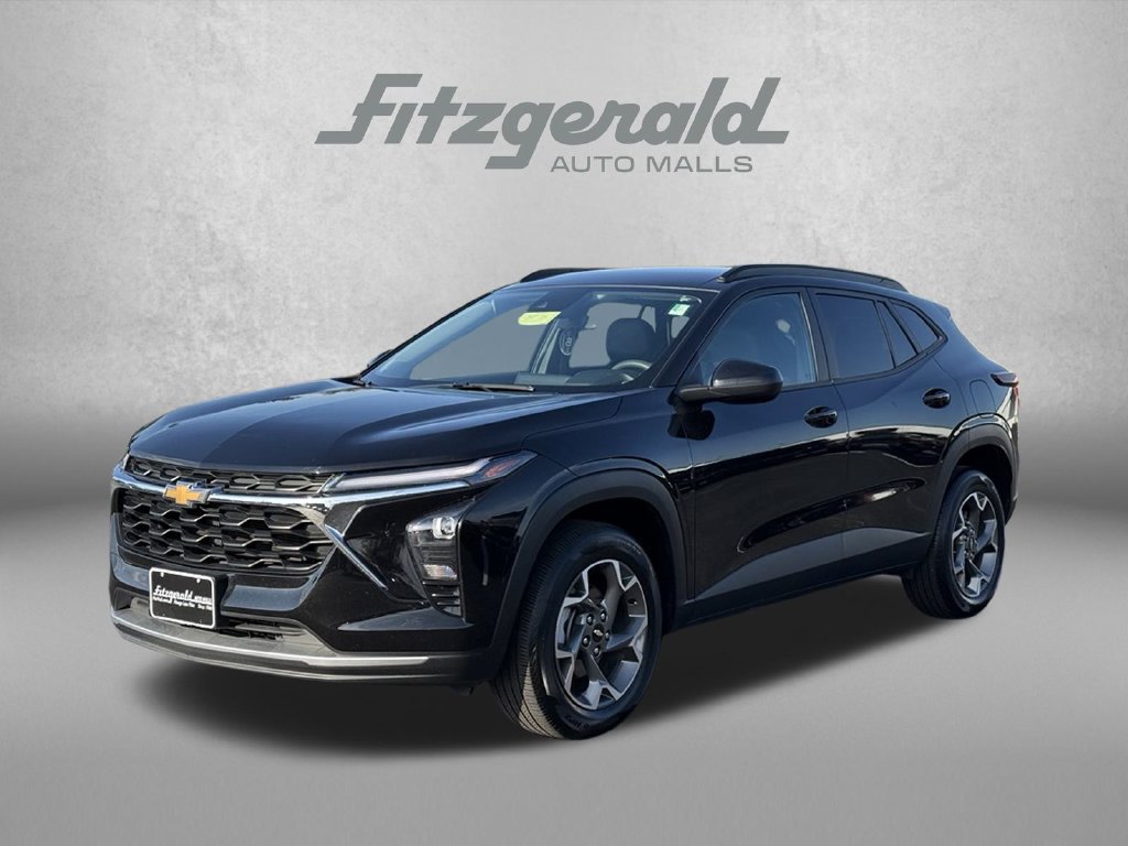 Used 2025 Chevrolet Trax LT FWD image 2