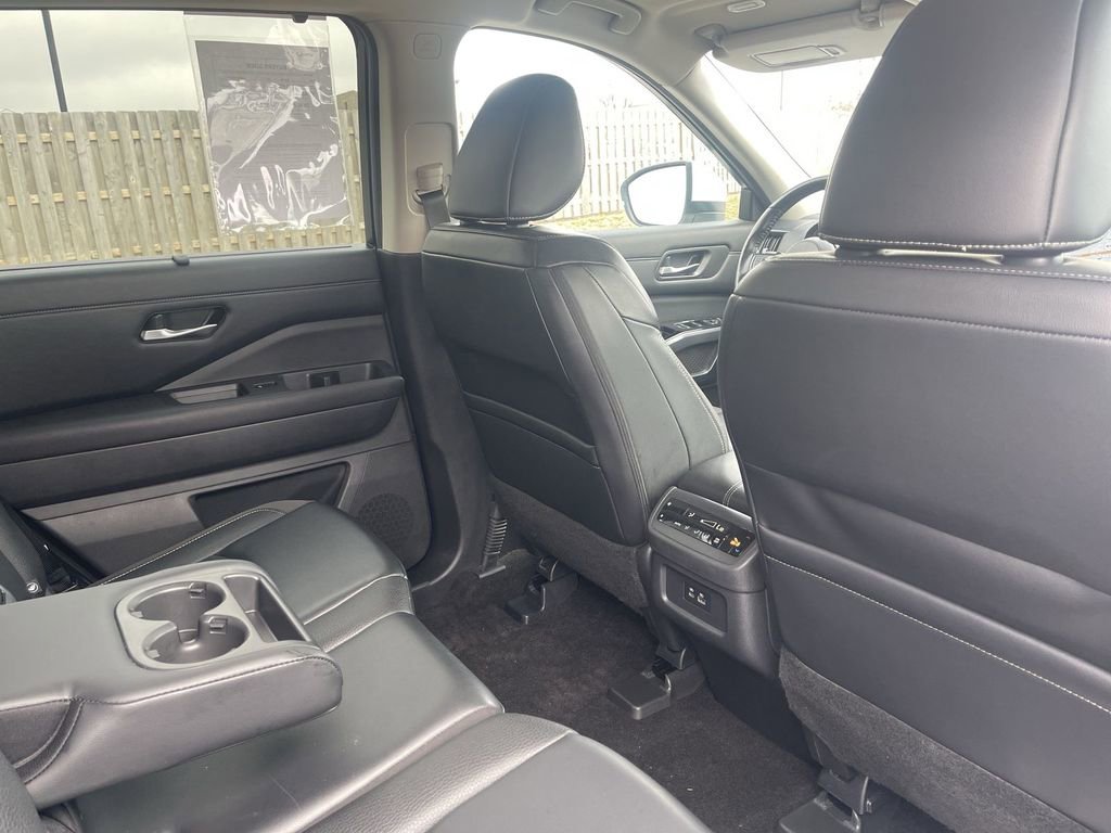 Used 2023 Nissan Pathfinder SL image 40