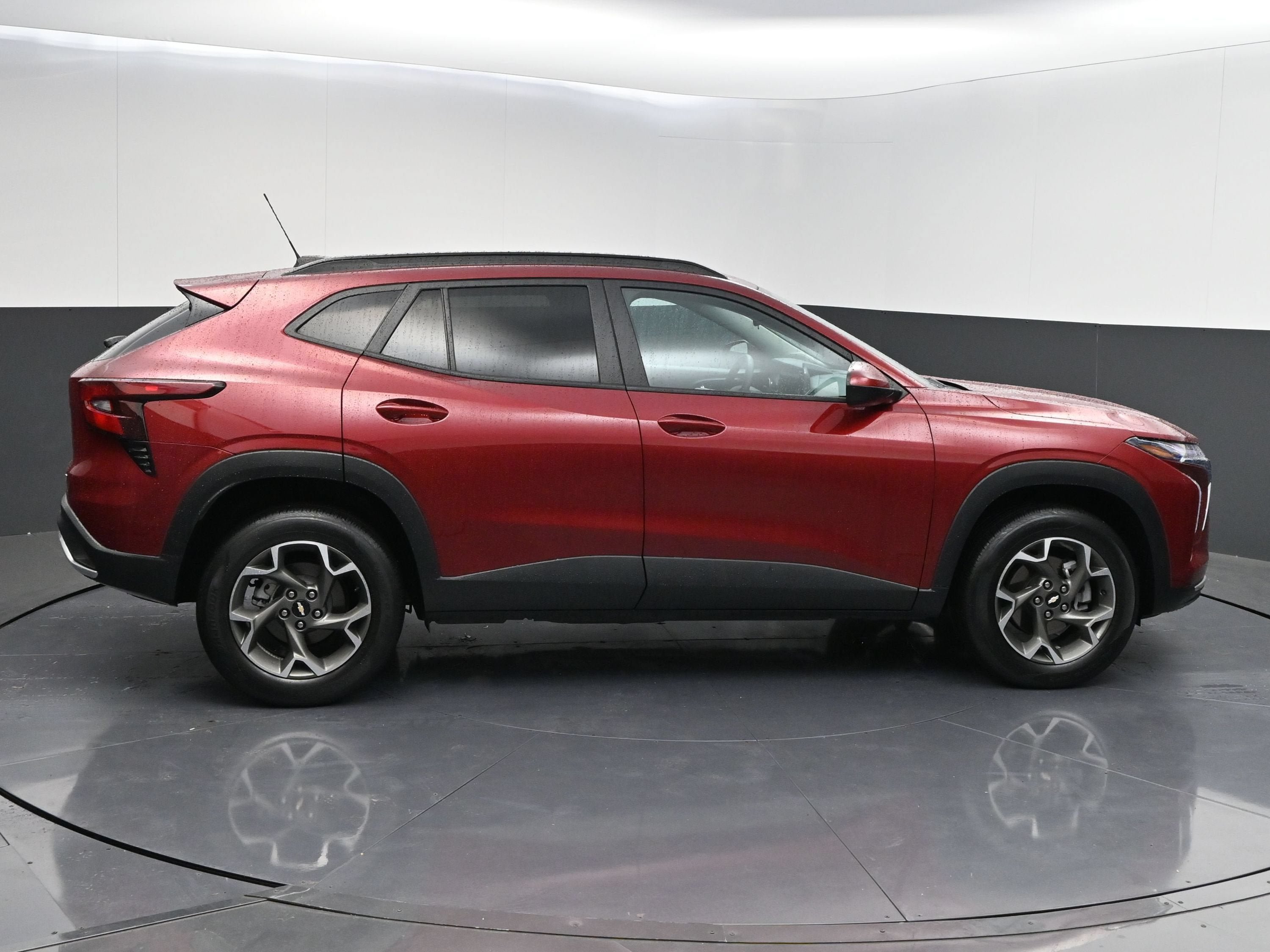 Used 2024 Chevrolet Trax LT FWD image 8