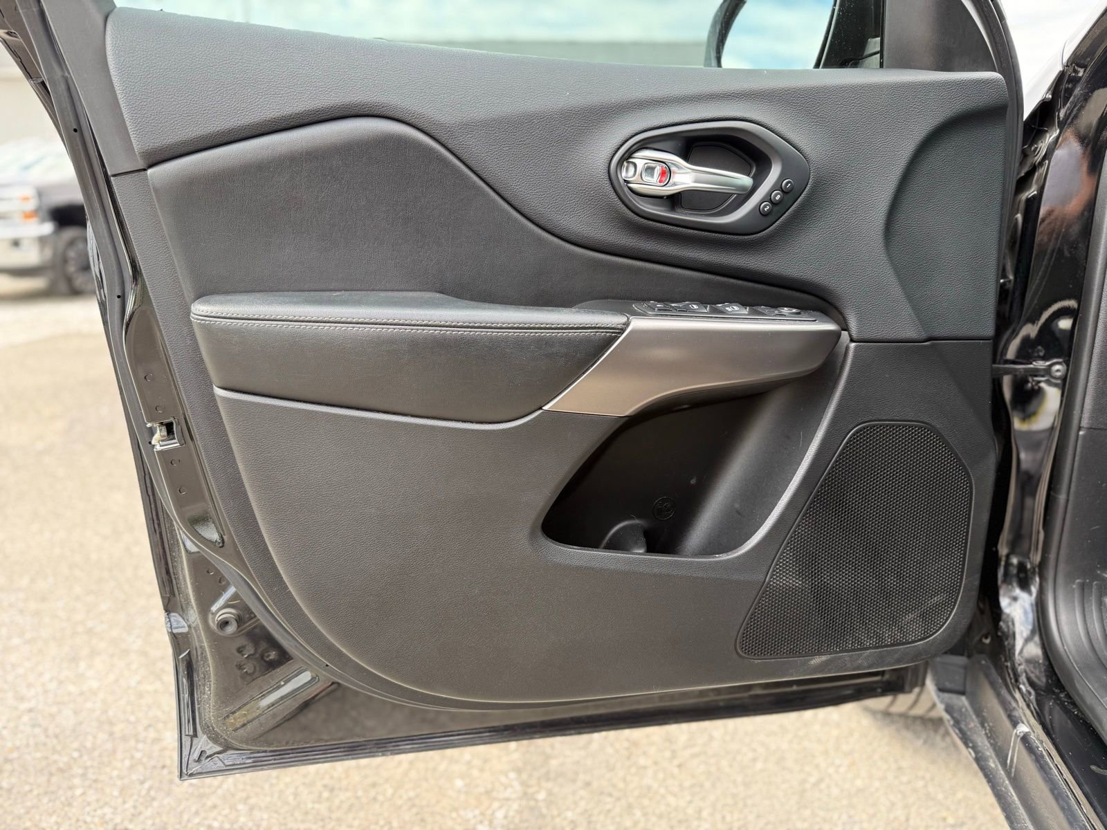 Used 2019 Jeep Cherokee Limited image 11