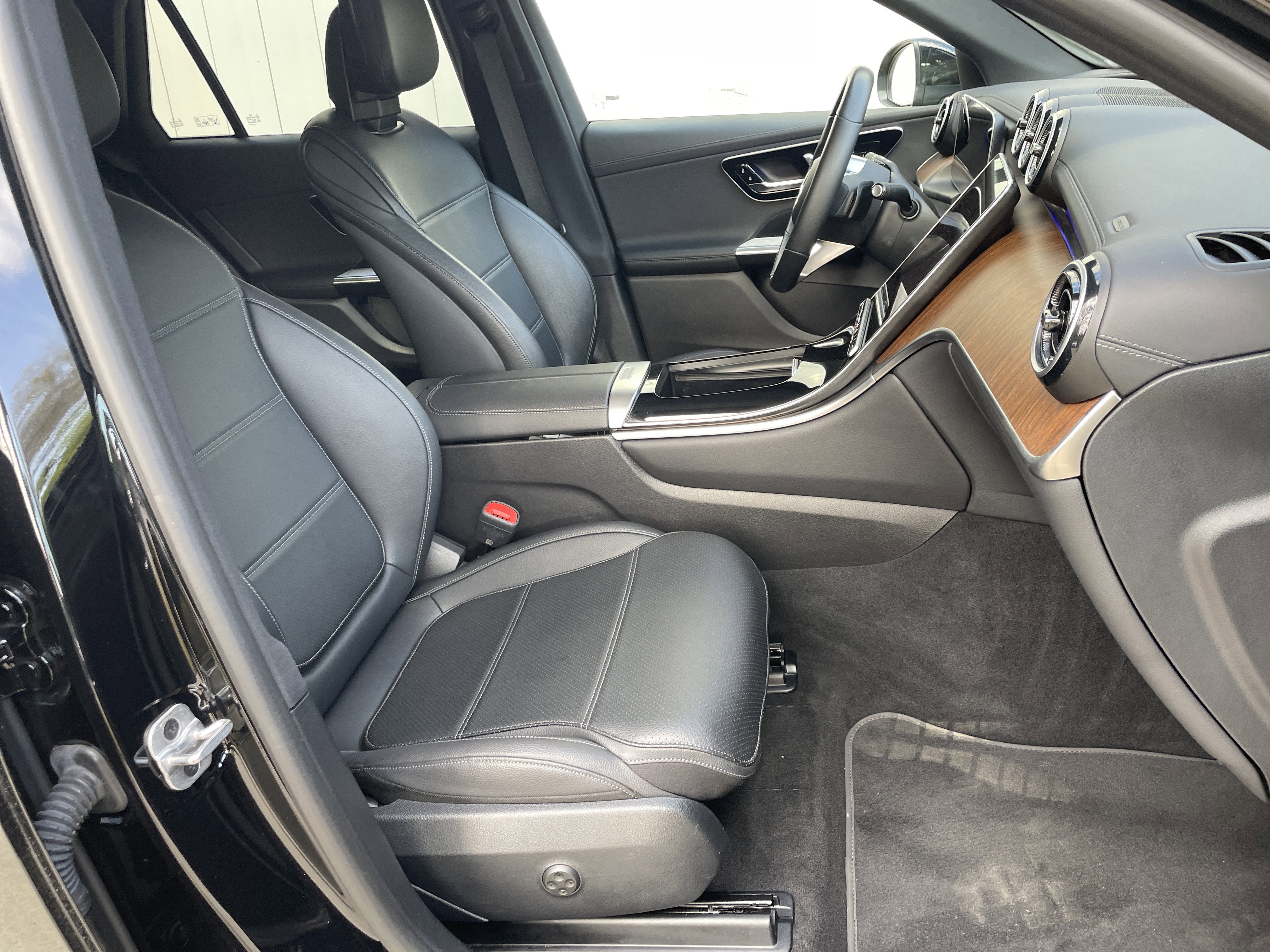 Certified 2025 Mercedes-Benz GLC 300 4MATIC w/ Driver Assistance Package image 50
