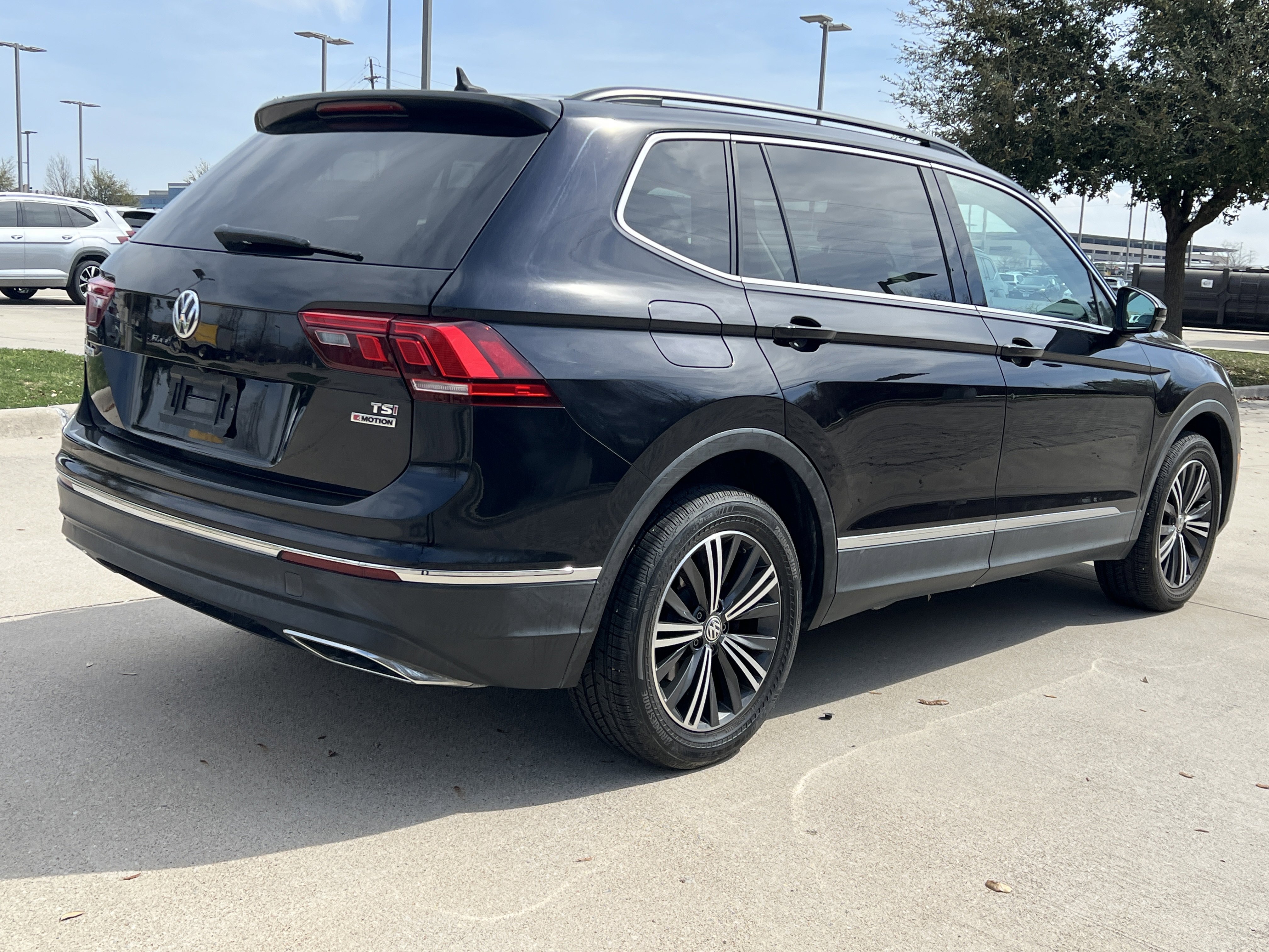 Used 2018 Volkswagen Tiguan SE w/ 18" Alloy Wheels Package image 10