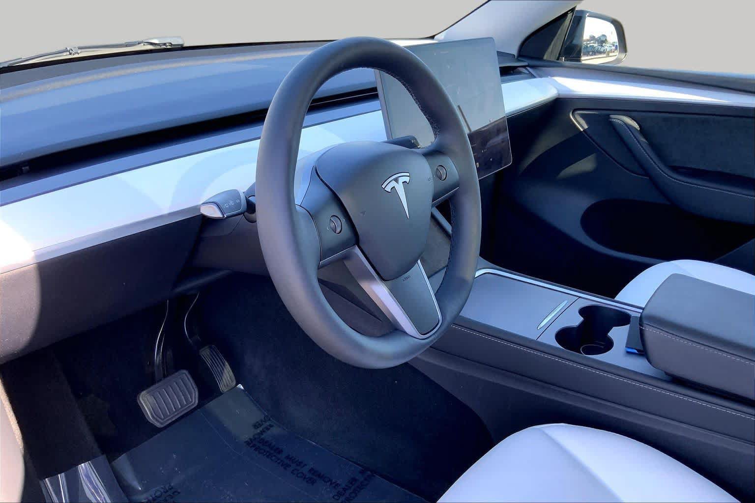 Used 2024 Tesla Model Y Long Range AWD/4WD image 16