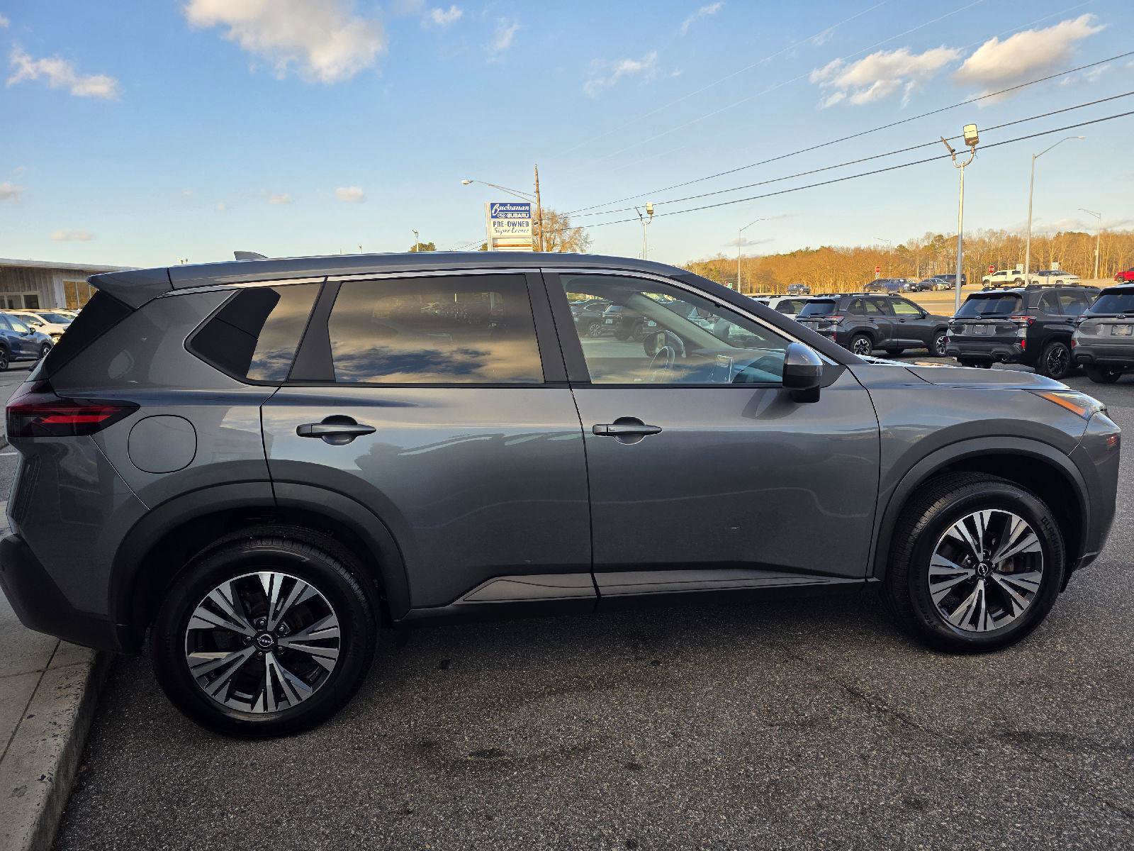 Used 2023 Nissan Rogue SV image 4