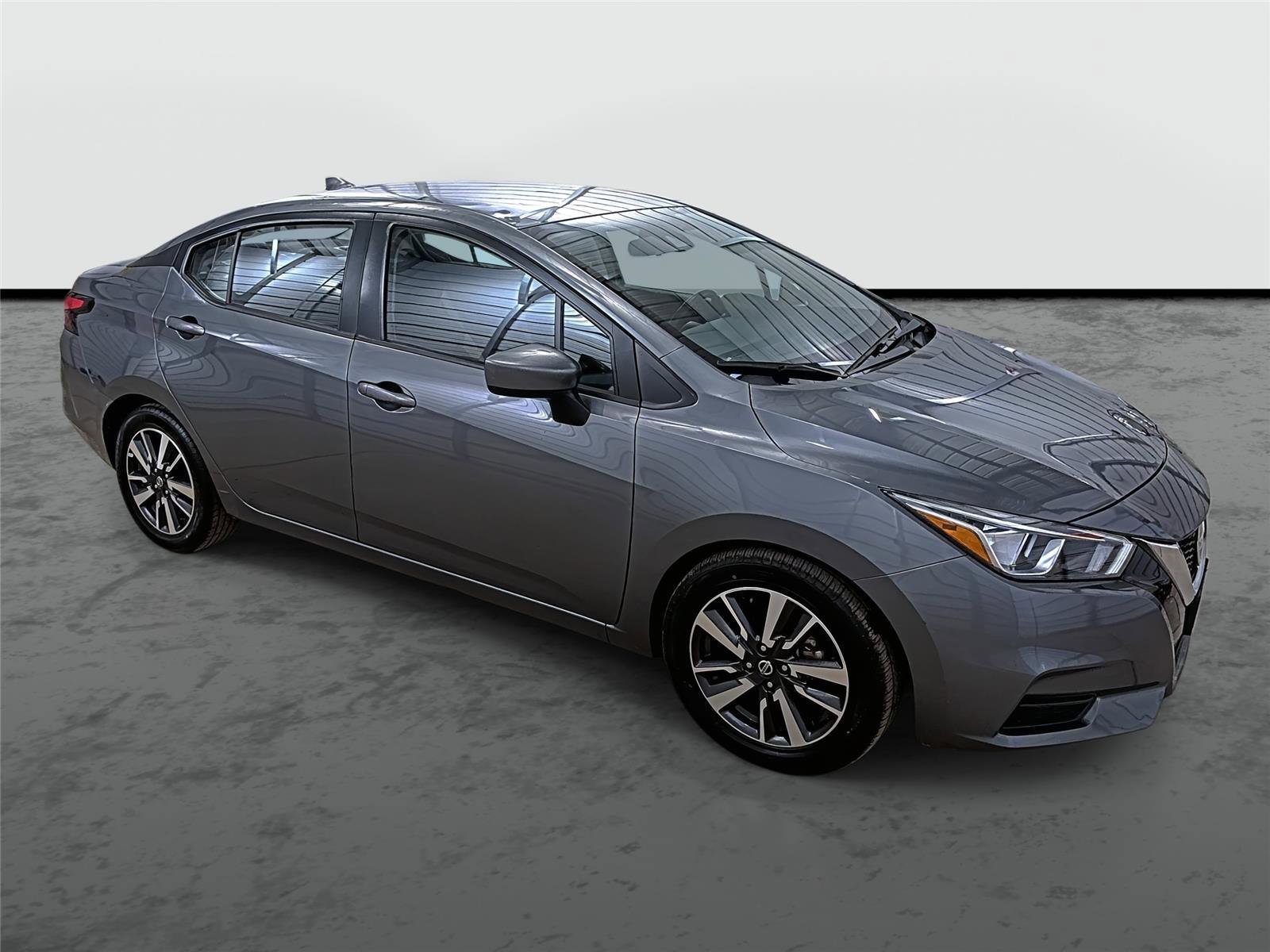 Used 2022 Nissan Versa SV image 5