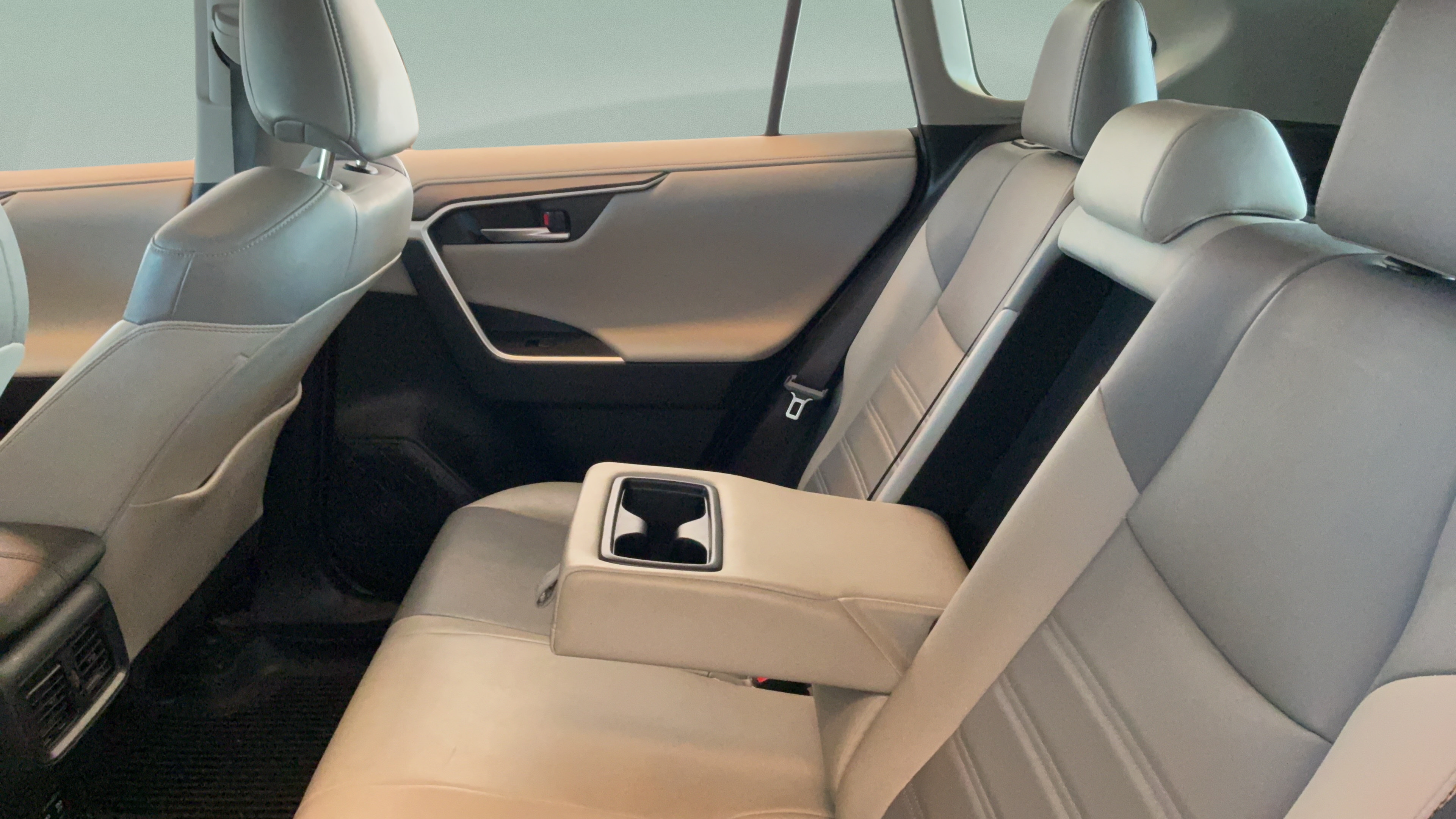 Used 2020 Toyota RAV4 Limited FWD image 33