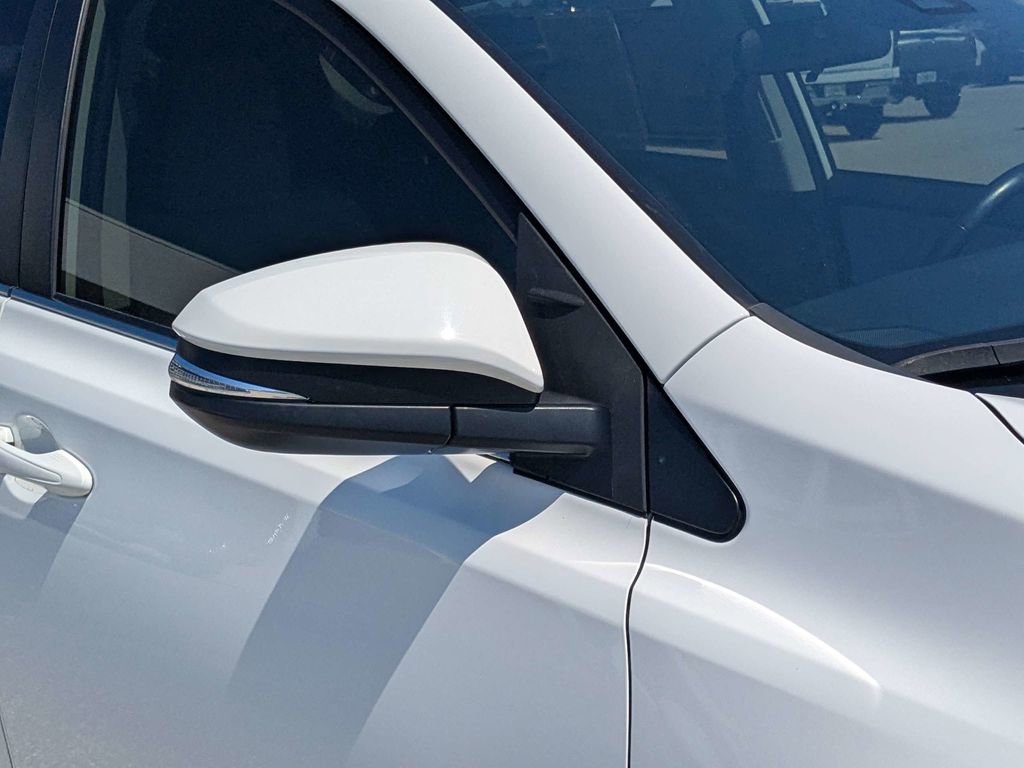 Used 2018 Toyota RAV4 XLE AWD/4WD image 9