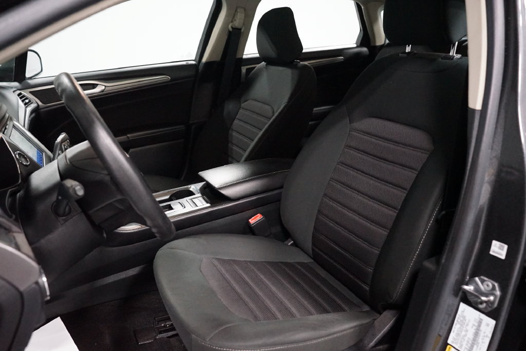 Used 2020 Ford Fusion SE FWD image 26