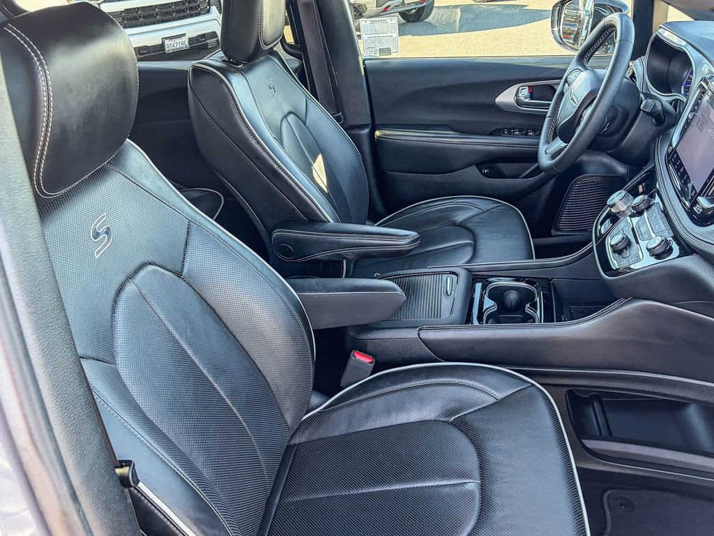 Used 2025 Chrysler Pacifica Premium image 41