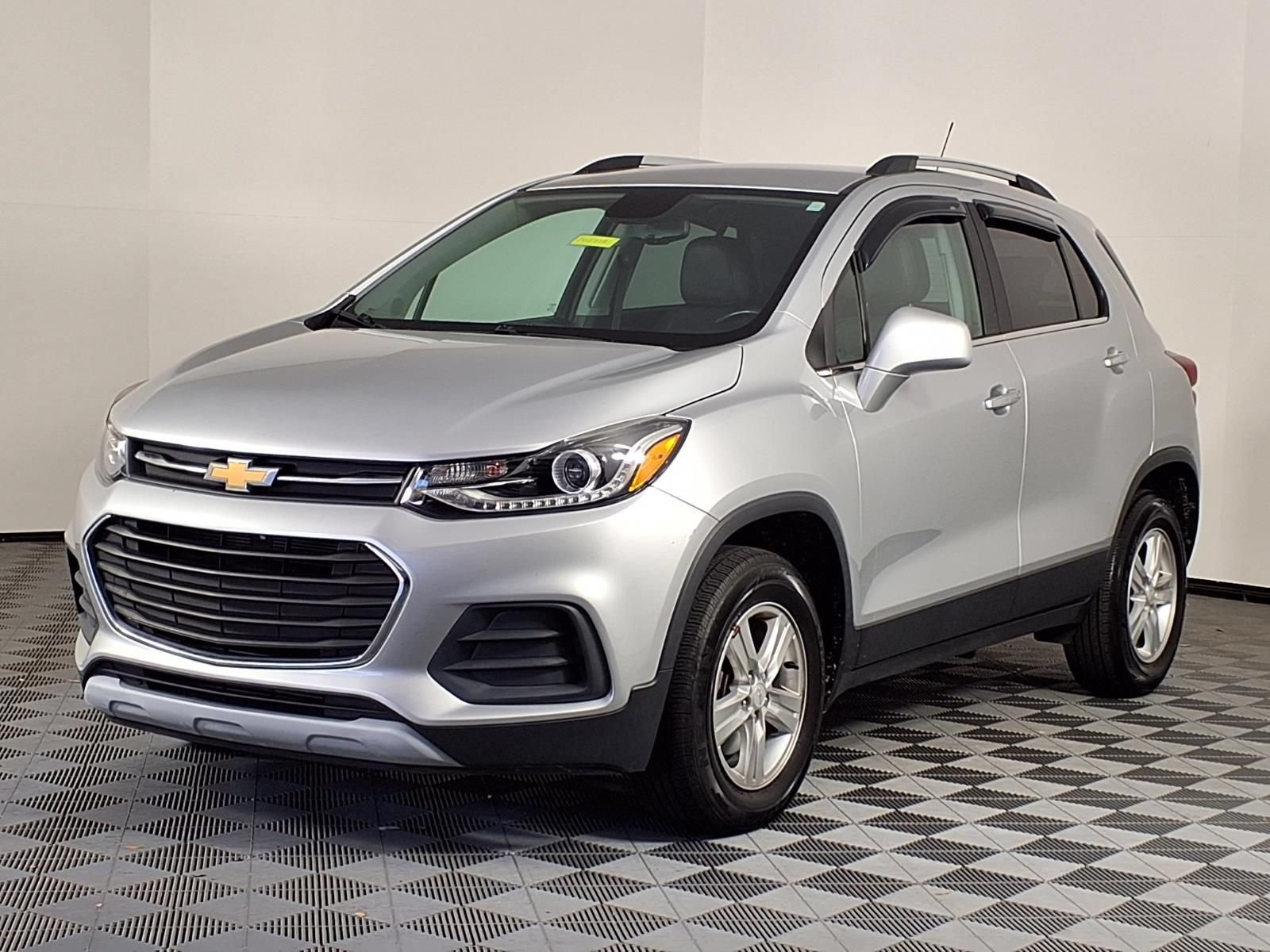 Used 2020 Chevrolet Trax LT w/ LT Convenience Package AWD/4WD image 3