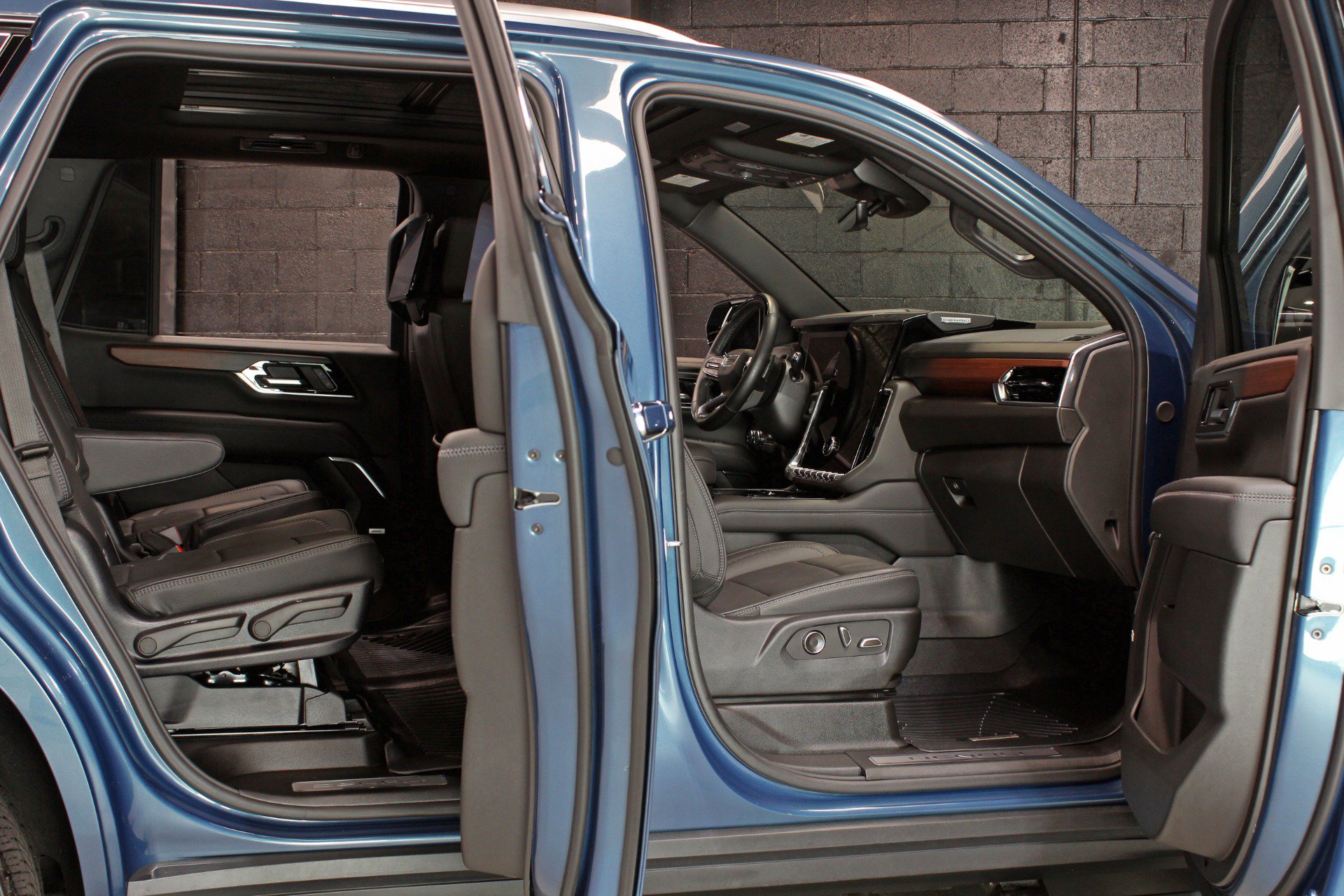 Used 2025 GMC Yukon Denali w/ Denali Reserve Package AWD/4WD image 35