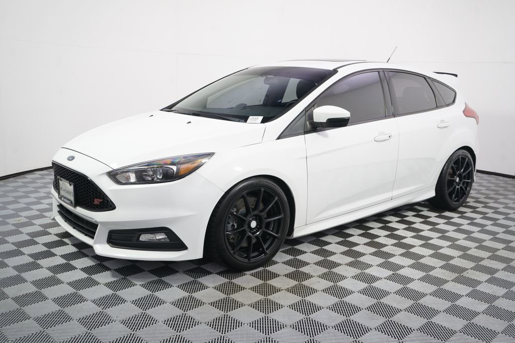 Used 2018 Ford Focus ST w/ Equipment Group 401A FWD image 2