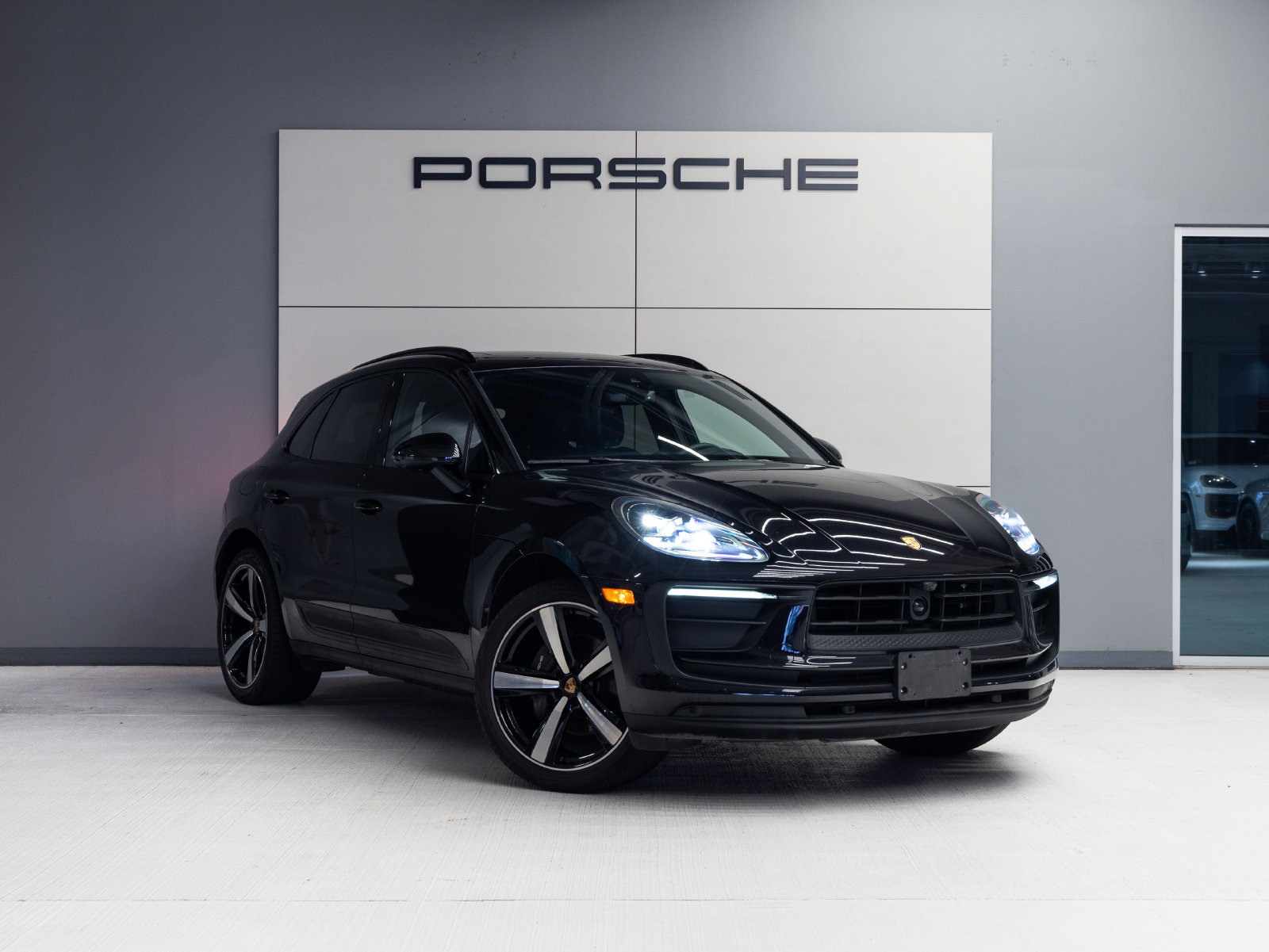 Certified 2023 Porsche Macan AWD/4WD image 9