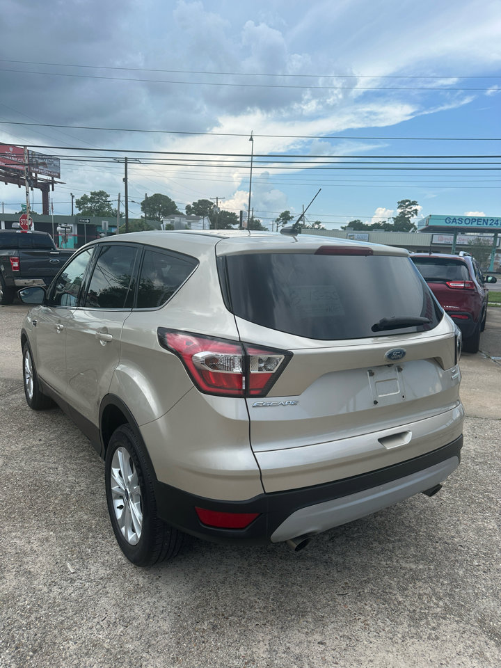 Used 2017 Ford Escape SE image 3