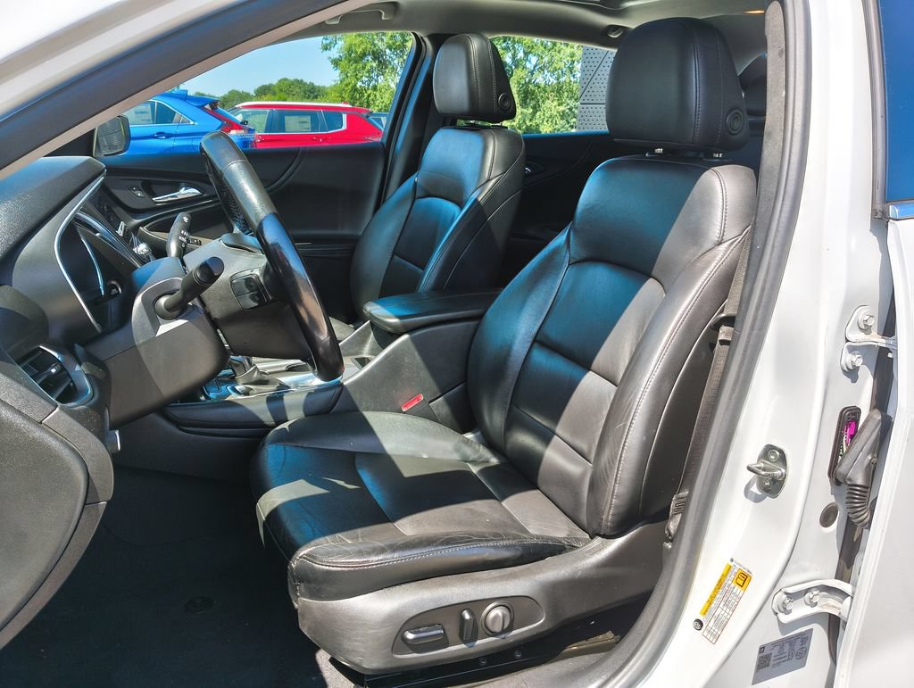 Used 2021 Chevrolet Malibu LT w/ LT Plus Package FWD image 2