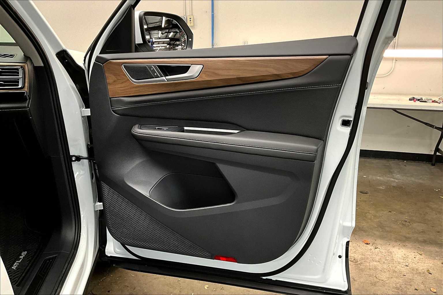 New 2025 Volkswagen Atlas SE image 29