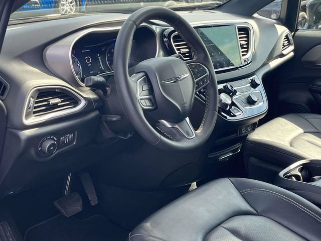 Used 2025 Chrysler Pacifica Select FWD image 12