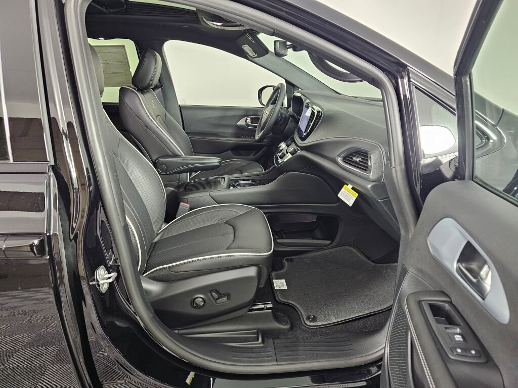 New 2026 Chrysler Pacifica Limited w/ S Appearance Package image 41