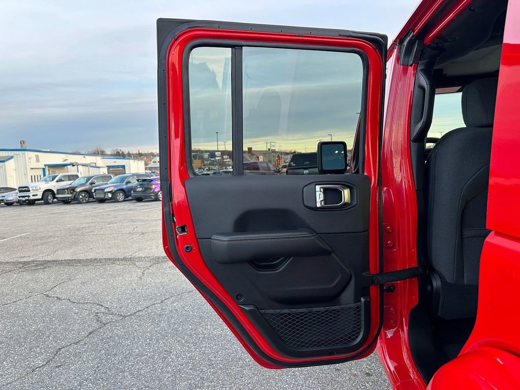 Used 2025 Jeep Wrangler Unlimited Sahara AWD/4WD image 9