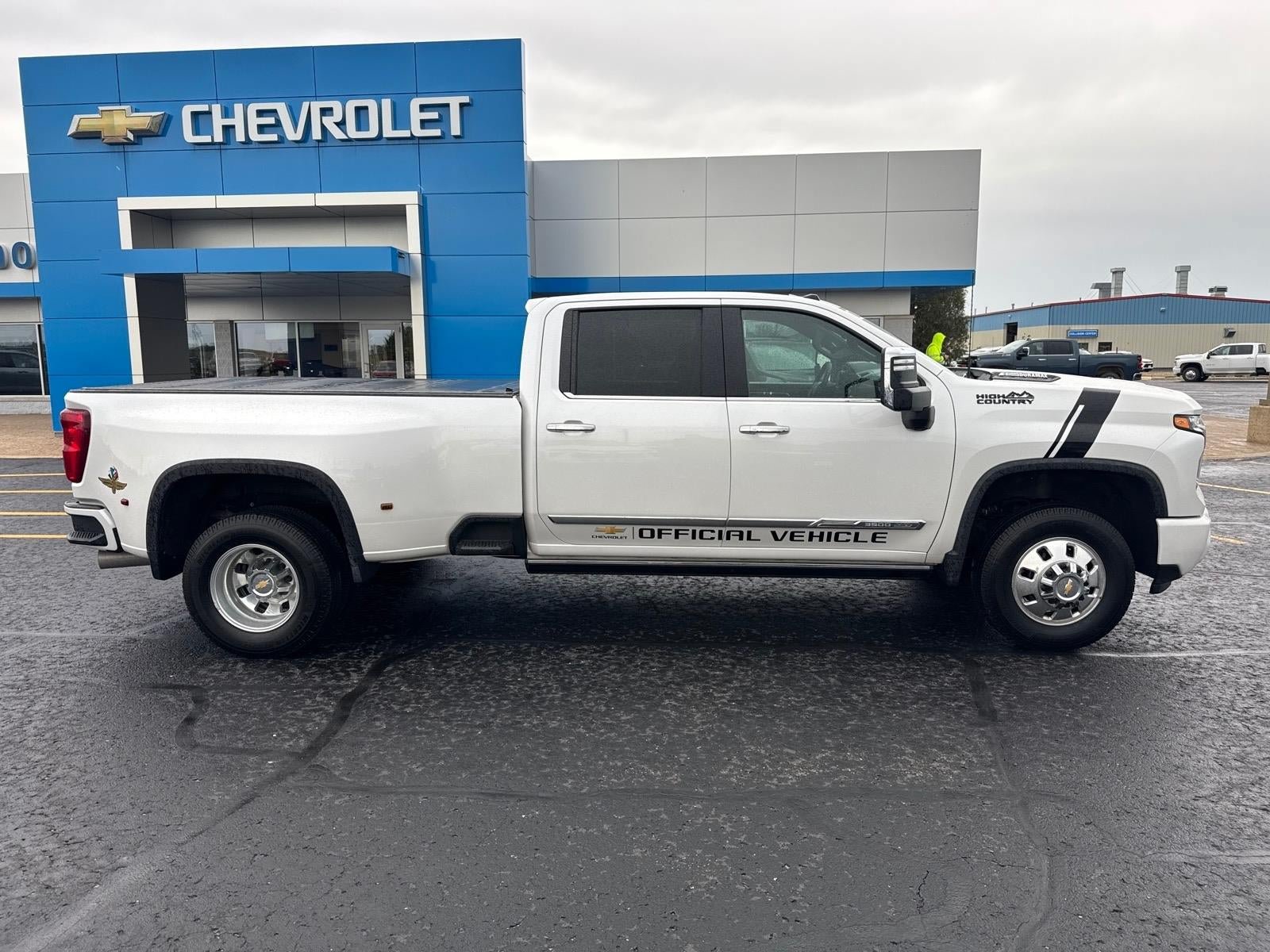 Used 2025 Chevrolet Silverado 3500 High Country w/ High Country Premium Package AWD/4WD image 2