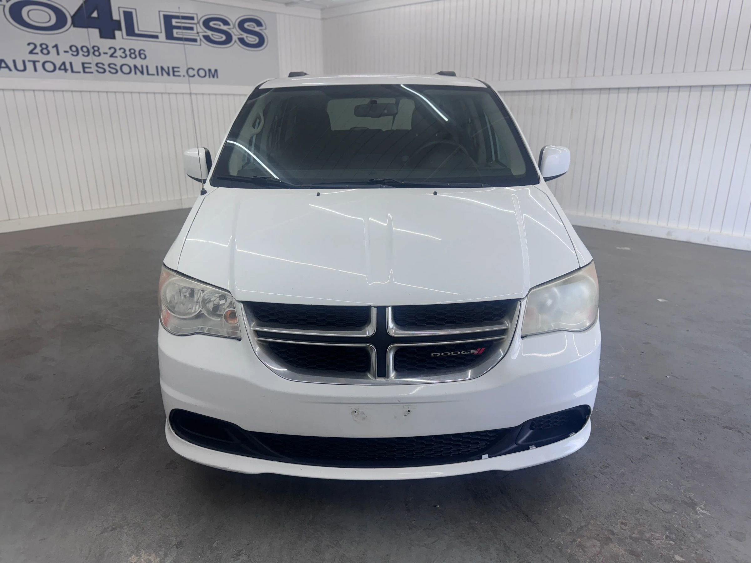 Used 2013 Dodge Grand Caravan SXT w/ UConnect Hands-Free Group image 2