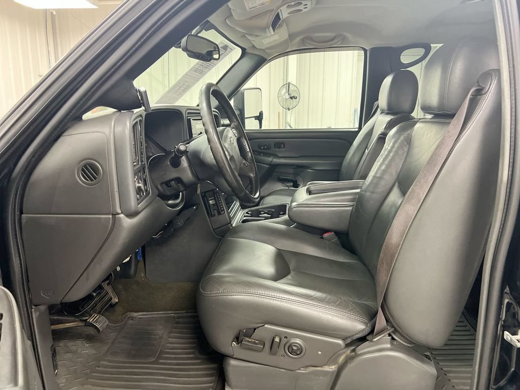 Used 2004 Chevrolet Silverado 2500 LT w/ Skid Plate Package AWD/4WD image 18
